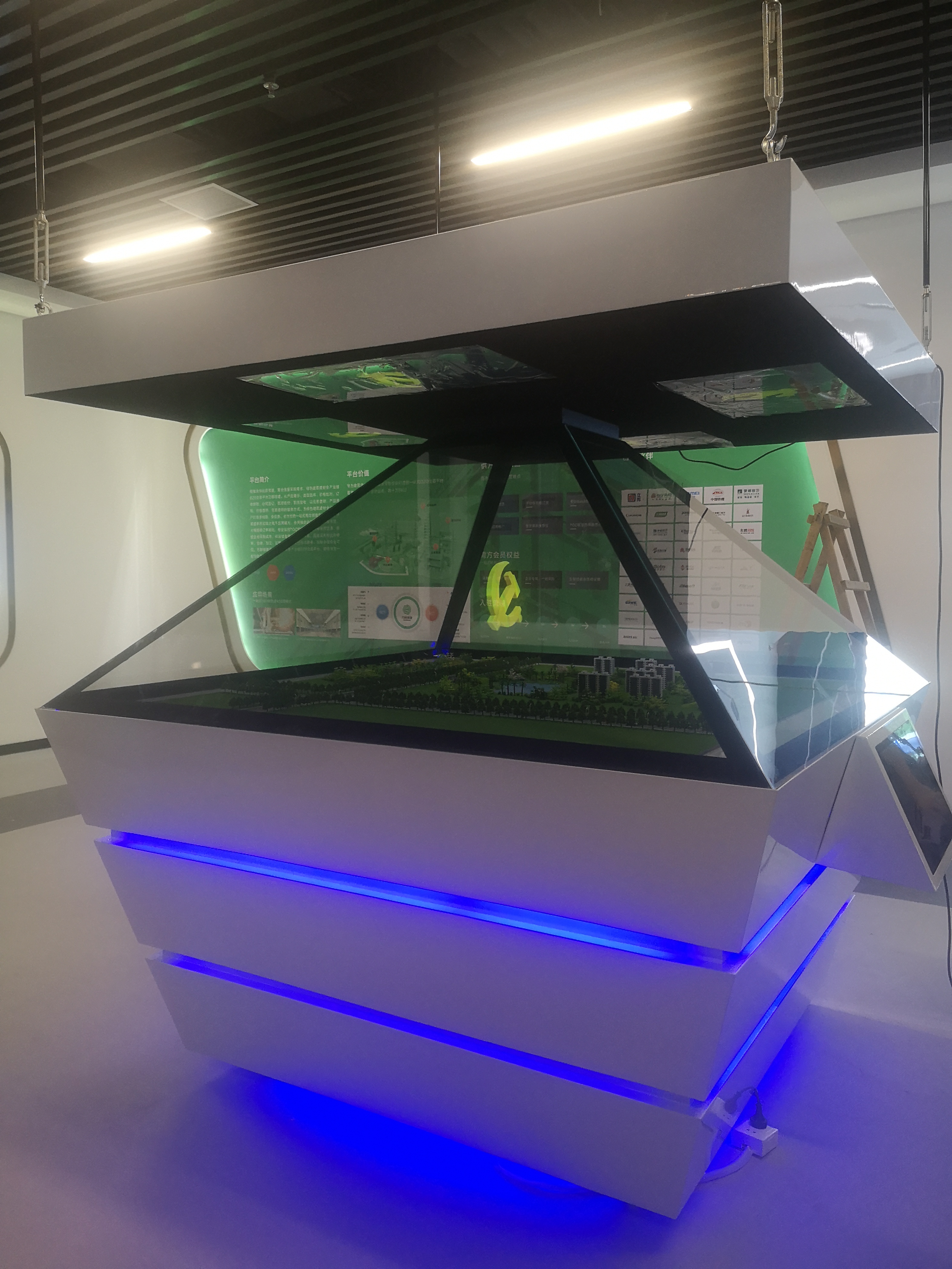 360度吊顶全息正三角展示柜