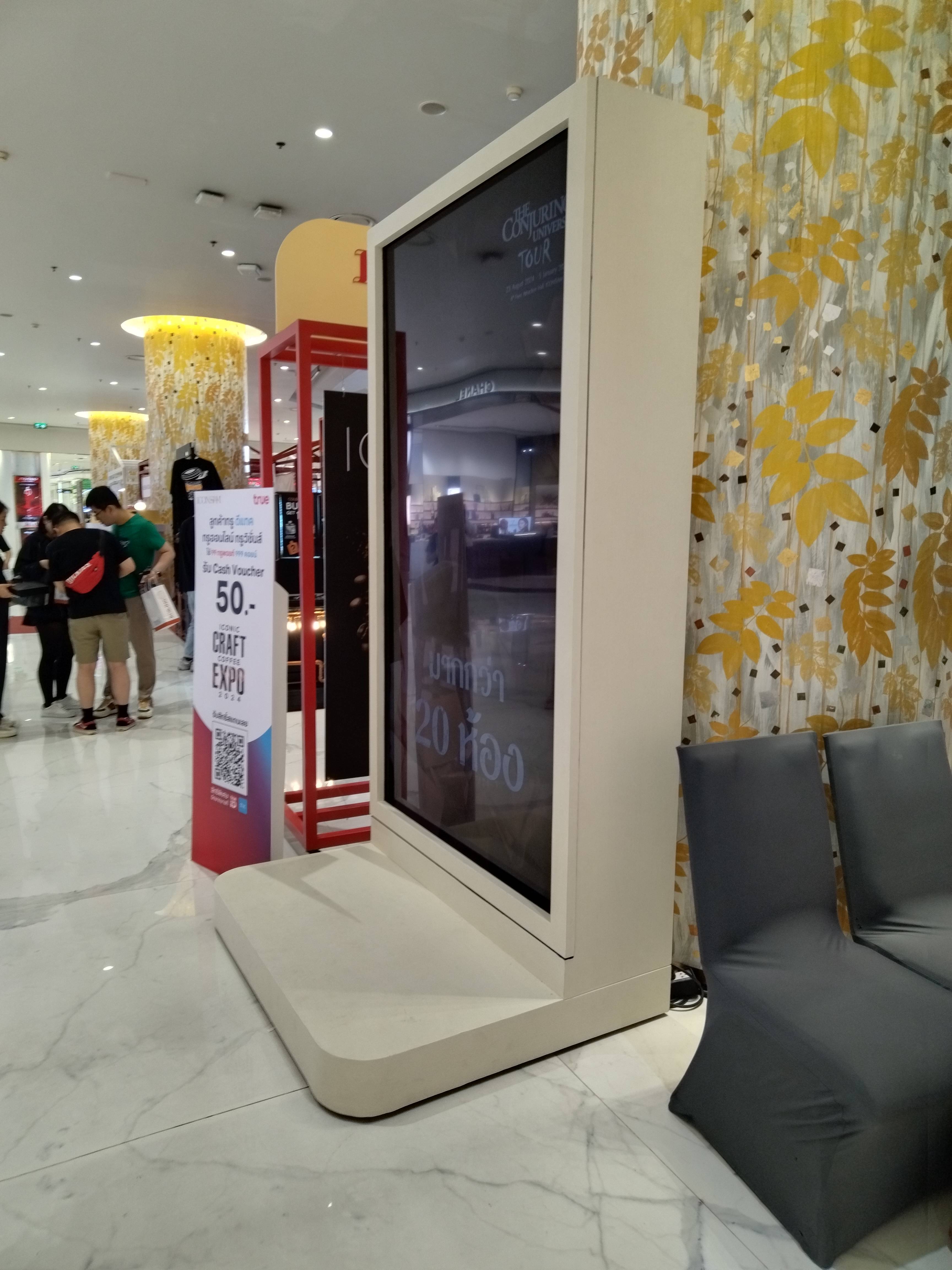 98寸大屏透明柜广告机