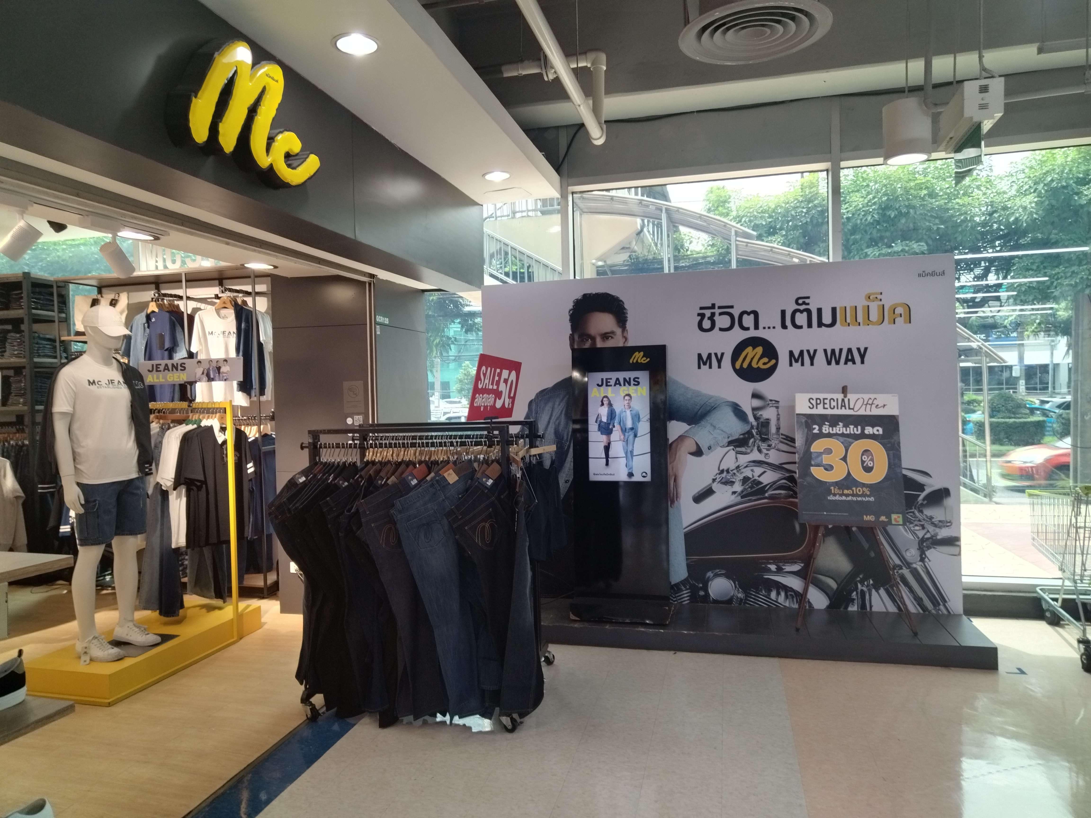 服装店32寸黑色广告屏