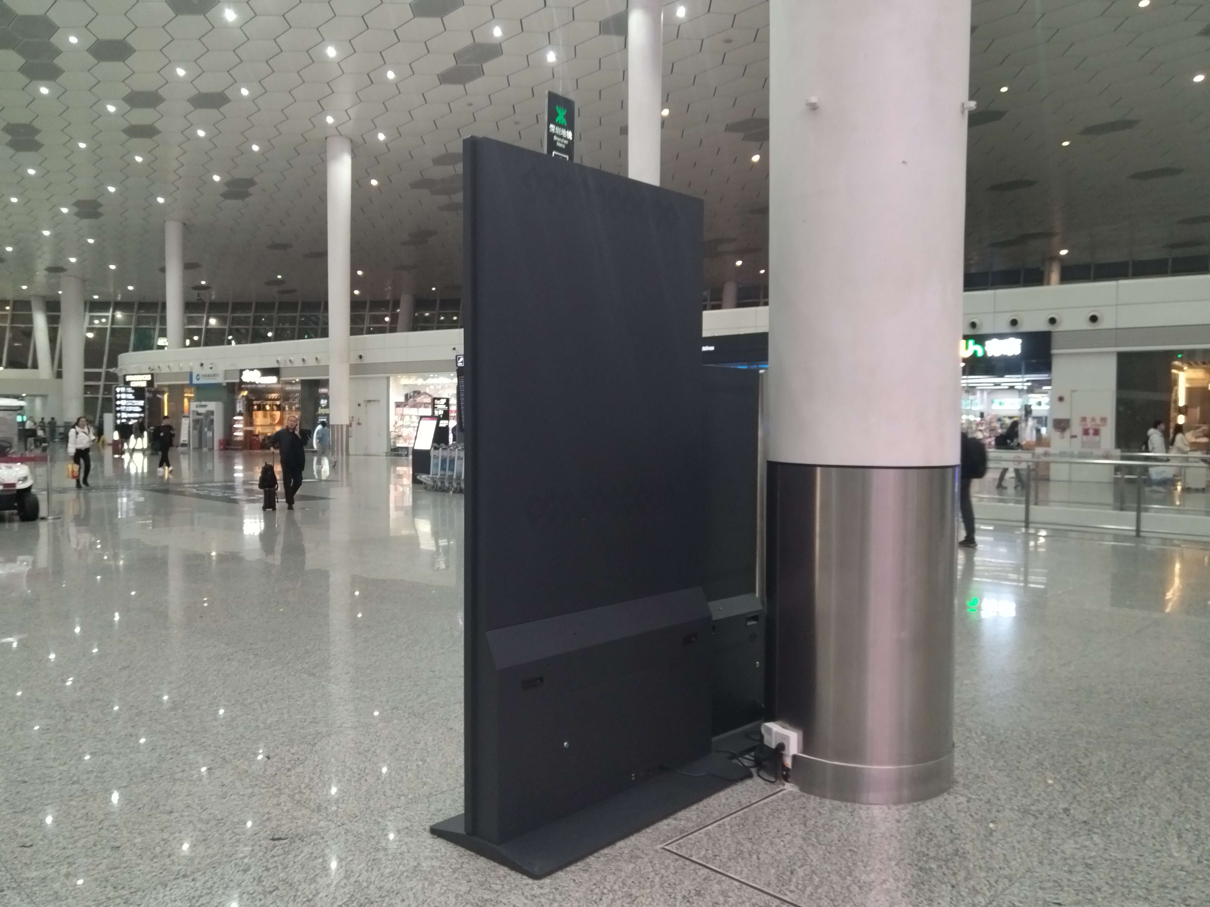 机场大厅110寸立式4K广告屏