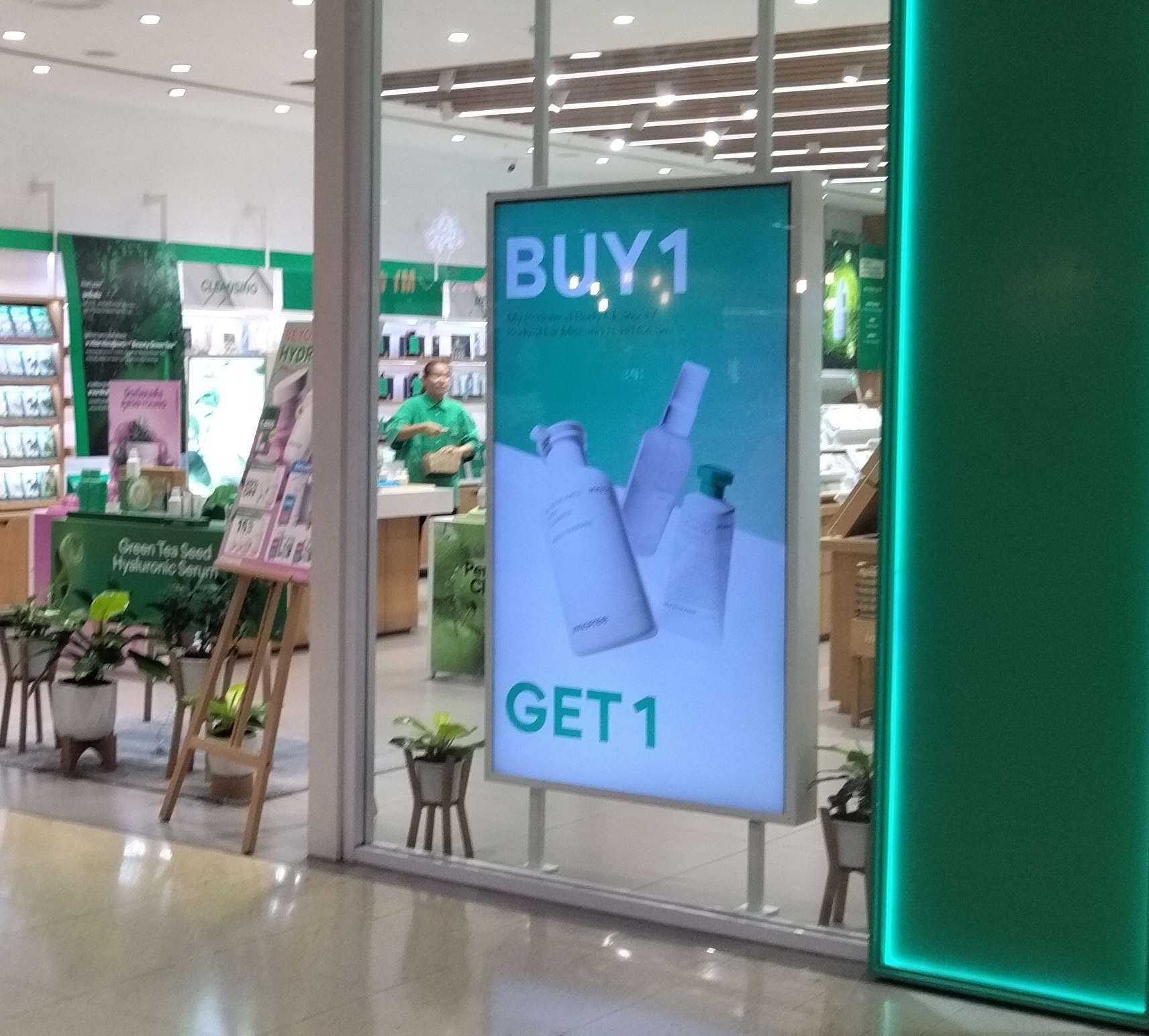 门店玻璃橱窗屏广告机